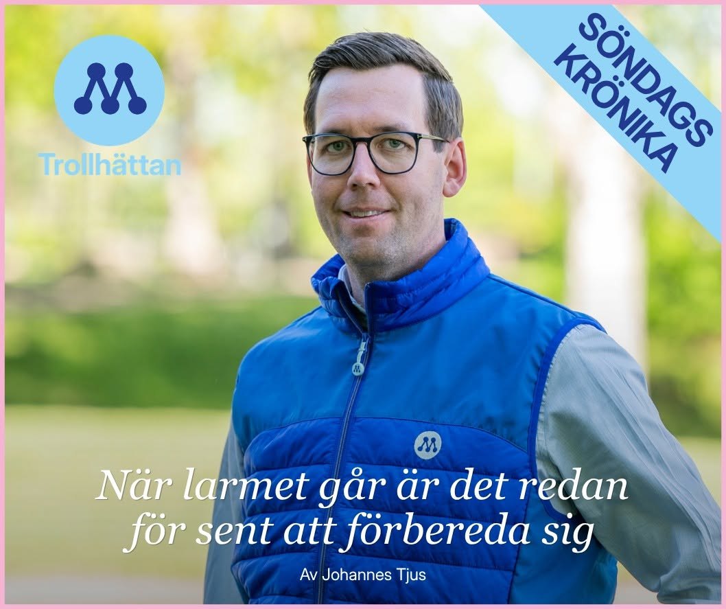 Johannes Tjus i blå väst utomhus. Text på bilden: Söndagskrönika - När larmet går är det redan för sent att förbereda sig.