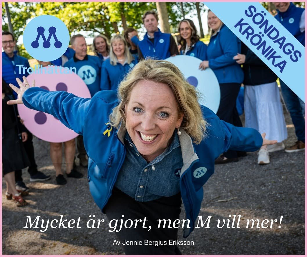 Jennie Bergius Eriksson med utsträckta armar framför partikamrater i blå jackor. Text på bilden: Söndagskrönika - Mycket är gjort, men M vill mer!